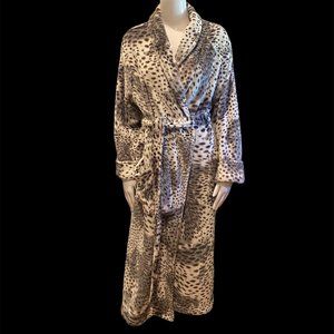 NATORI  PLUSH ROBE  Excellent condition